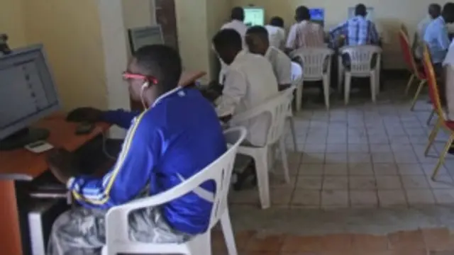 د انټرنېټ کمپنیو ته ۱۵ ورځې وخت ورکړل شوی چې د الشباب تر ولکې لاندې سیمو کې خپل خدمتونه بند کړي. 