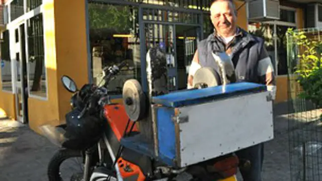 Rafael Romero dice que trabajará como afilador hasta que se muera.