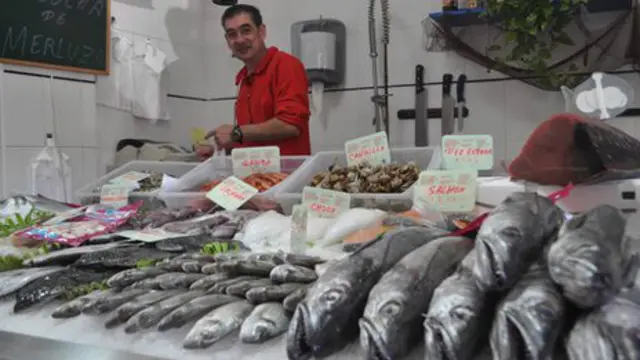 El afilador ahorra tiempo de personas como el pescadero Miguel Paredes.