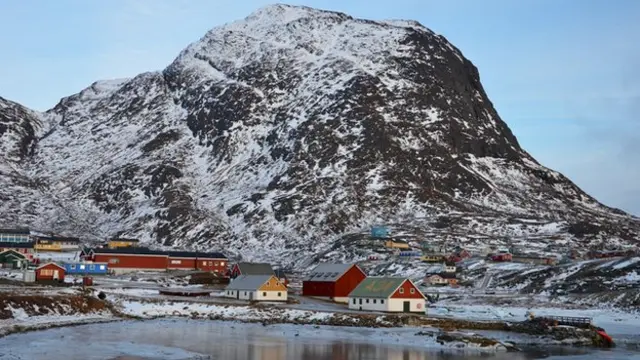 خانههای رنگی در پای کاکارسواک، یا "کوه بزرگ"، قرار دارند