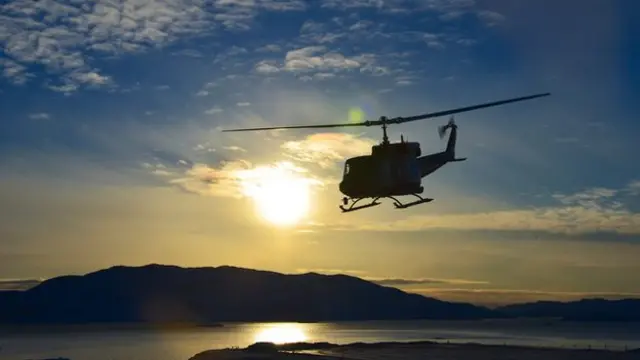 در خارج از شهرهای گرینلند شبکه جادهای وجود ندارد و حمل و نقل بین شهری با قایق، هواپیما و هلیکوپتر انجام میشود