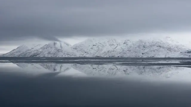 در روزهای ابری هیچ لکه رنگی در فیورد بهچشم نمیخورد