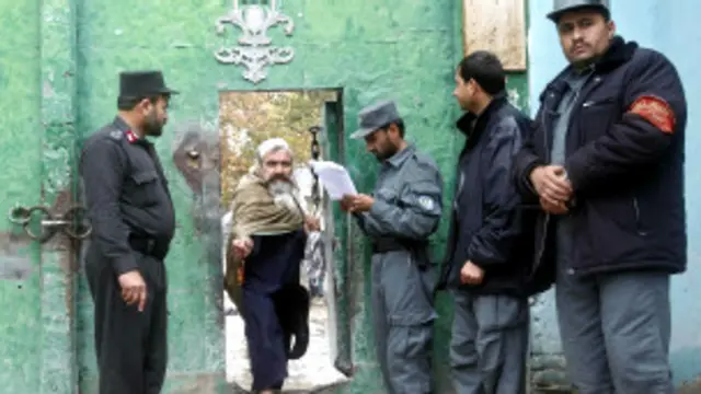 افغان زندانيان خپله لويه ستونزه دا ګڼي چې دوسيې پر وخت نه څېړل کېږي