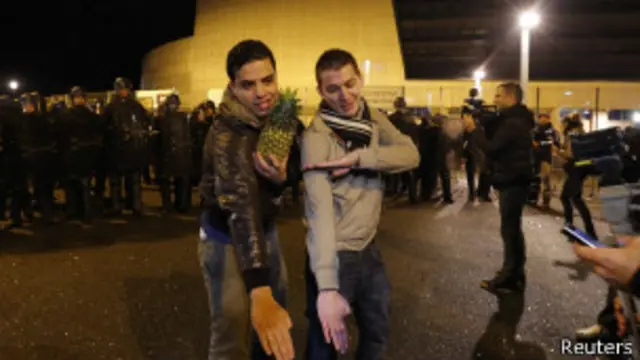 Simpatizantes de Dieudonné reproducen su polémico gesto