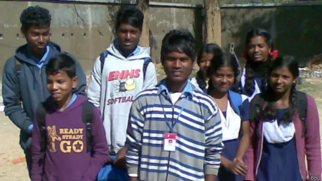 झारखंड के बाल पत्रकार शंकर टोप्पो मित्रों के साथ.