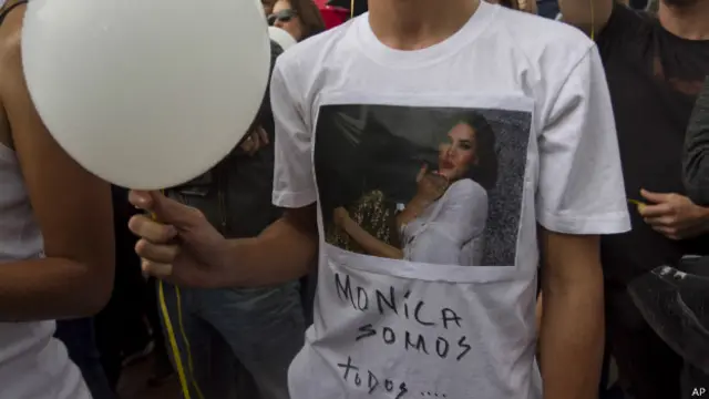 Fã com camiseta em homenagem a Monica Spear (AP)