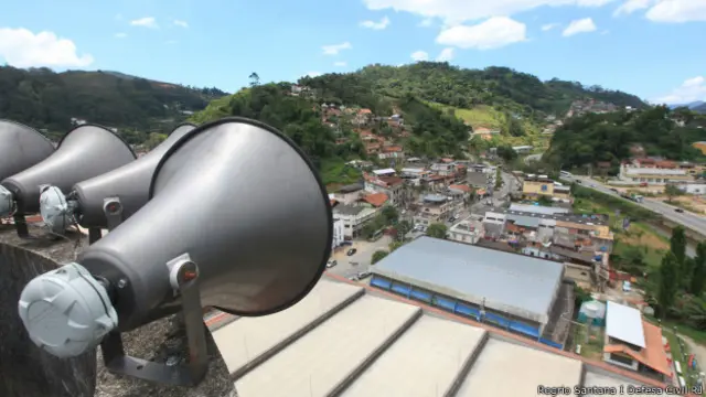 Sirenes de alarme em área afetada por enchentes (foto: Rogério Santana/Defesa Civil-RJ)