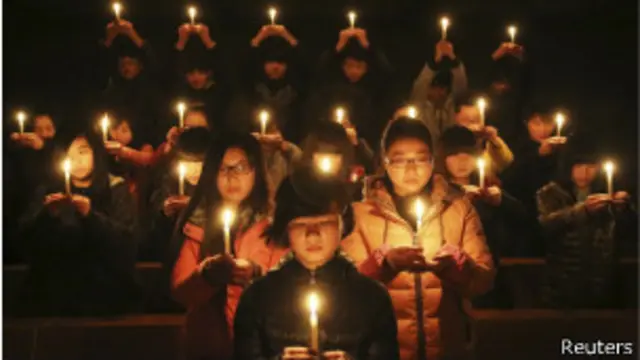 華南大學學生在邵逸夫樓前手持蠟燭哀悼(08/01/2014)