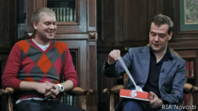 Когда Медведев был президентом, то ТВ регулярно показывало, как он получает подарки – например, от участников комедийной программы