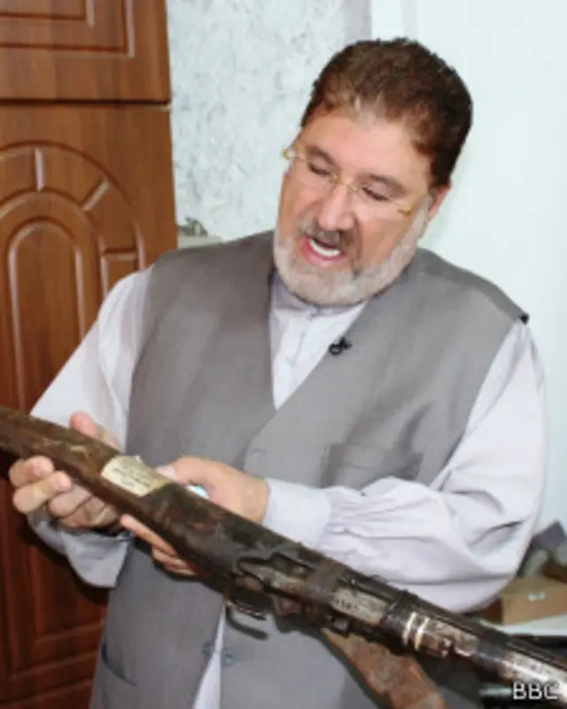 آقای فضل می‌گوید برای موزه اش مجوز فعالیت نگرفته