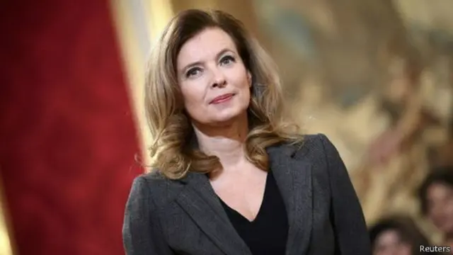 С 2007 года Олланд состоит в гражданском браке с французской журналисткой <br> Валери Триервейлер