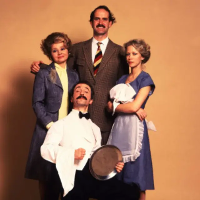 Fawlty Tower《弗尔蒂旅馆》全家福。这部系列剧播出40年后，仍然是英国人最喜欢的喜剧之一。