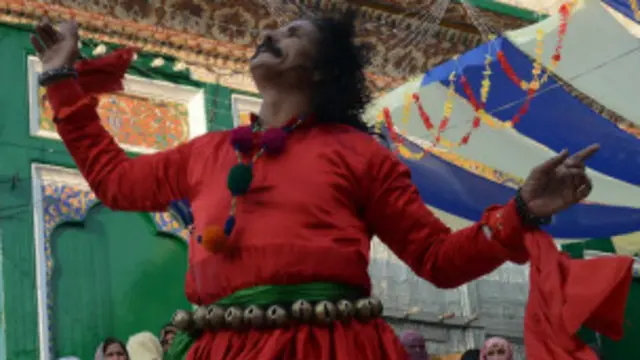 ملک میں بے شمار لوگوں زیارتوں اور مزاروں پر جاتے ہیں 