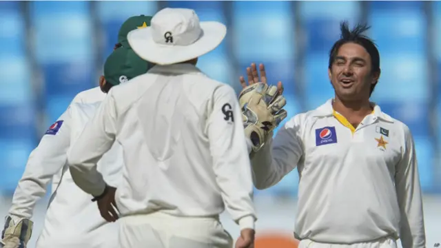 پاکستان کی جانب سے جنید خان نے تین، سعید اجمل اور راحت علی نے دو، دو جب کہ بلاول بھٹی اور محمد حفیظ ایک ایک وکٹ حاصل کر سکے۔