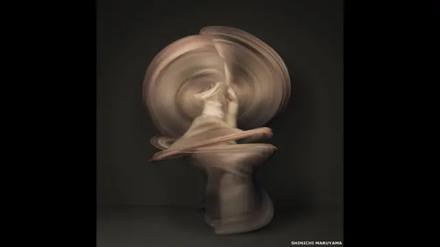 1913 میں نیویارک میں دیکھائی جانے پینٹگ ’نیوڈ ڈیسنڈنگ اے سٹیئر کیس نمبر 2‘ سے متاثر ہو کر شنیچی مارویاما نے یہ تصاویر تیار کیں۔