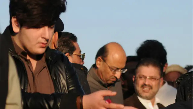 چودھری اسلم کے بیٹے اپنے باپ کی نمازہ جنارہ کے موقعے پر۔