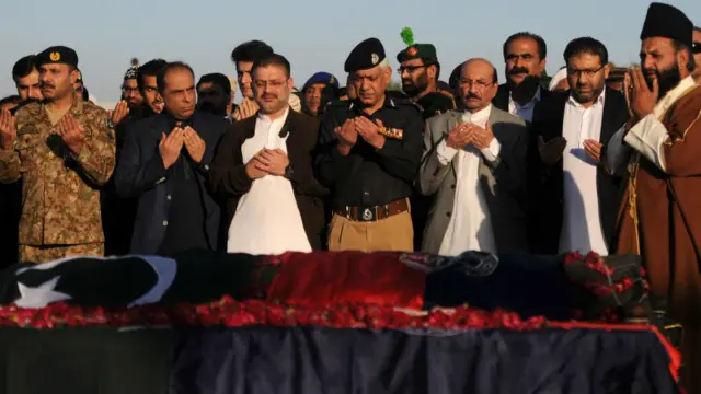 نمازِ جنازہ جمعہ کی دوپہر ادا کی گئی جس میں وزیرِاعلیٰ سندھ کے علاوہ اعلیٰ فوجی اور سویلین اہلکاروں نے شرکت کی۔