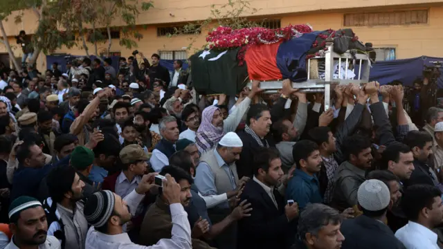 دہشتگردی کے واقعے میں ہلاک ہونے والے پولیس افسر چوہدری اسلم کی نماز جنازہ ادا کر دی گئی