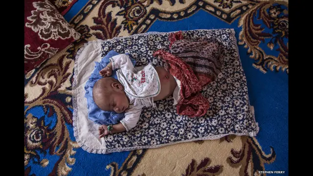 Un pequeño refugiado saharaui cerca del Sahara Occidental. Foto: Stephen Ferry