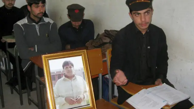 کلاس میں اعتزاز کی نشست پر ان کی جگہ ان کی تصویر رکھ کر جماعت ہوئی