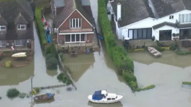 အင်္ဂလန်တောင်ပိုင်းက အိမ်တွေ ရေမြုပ်