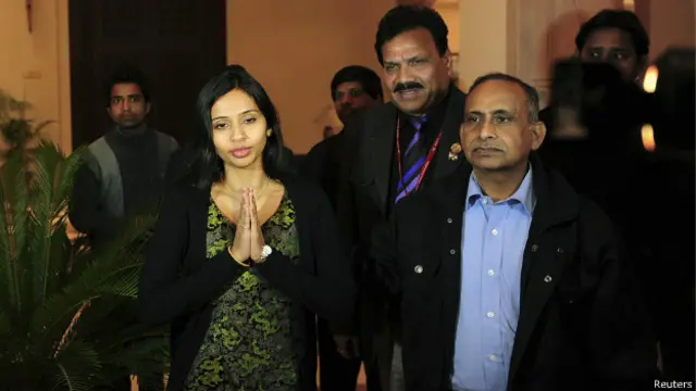 دیویانی کھوبراگڑے بھارت واپس آ گئی ہیں۔ اب انھیں کوئی سفارتي استثنیٰ حاصل نہیں ہے اور امریکہ میں انھیں گرفتار کرنے کے لیے وارنٹ جاری کیا جا سکتا ہے