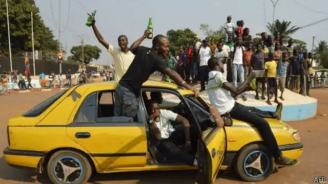 Жители столиц ЦАР Банги празднуют отставку президента Мишеля Джотодии 10 января 2014 года