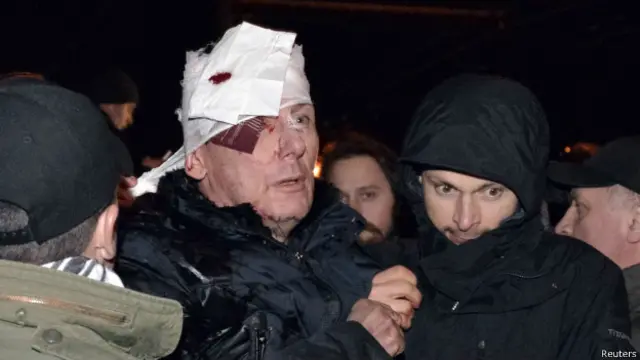 Mantan Mendagri Ukraina dan tokoh oposisi, Yuriy Lutsenko terluka akibat bentrokan.