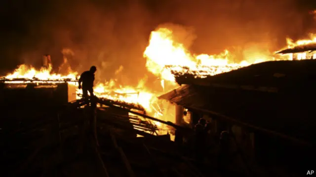 Пожар в тибетском городе Дукэцзун