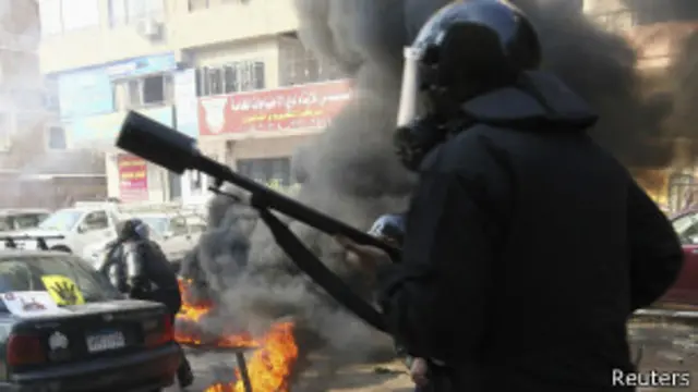 أكدت وسائل إعلام رسمية مصرية وقوع اشتباكات وصفتها بالعنيفة بين قوات الأمن والمتظاهرين