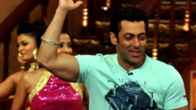 سلمان خان کامیڈی شو کے سیٹ پر ڈانس کرتے ہوئے