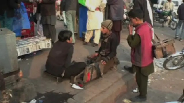 سازمان های مدافع حقوق بشر می گویند که بیش از ۱۲ میلیون کودک برای پول در آوردن به خیابان ها پناه می برند یا در خانه غریبه ها کار می کنند