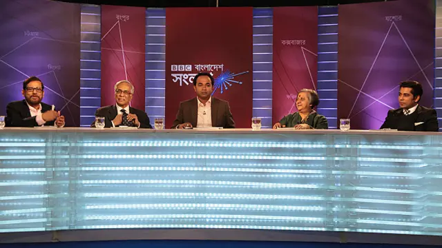 প্যানেল সদস্য বাঁ থেকে: আওয়ামী লীগের কেন্দ্রীয় নেতা এবং সংসদ সদস্য আসাদুজ্জামান নূর, সাবেক রাষ্ট্রদূত আশফাকুর রহমান, অনুষ্ঠান সঞ্চালক আকবর হোসেন, বেসরকারি উন্নয়ন সংস্থা নিজেরা করি’র সমন্বয়ক খুশী কবির এবং বাংলাদেশ জাতীয় পার্টির চেয়ারম্যান আন্দালিব রহমান পার্থ।