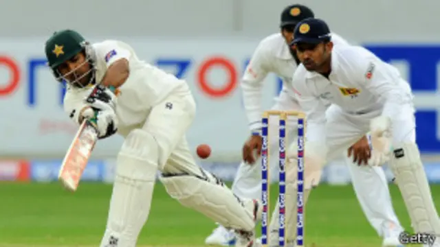 پاکستان کو سری لنکا پر 107 رنز کی برتری حاصل ہے اور دوسری اننگز میں اس کی تین وکٹیں باقی ہیں