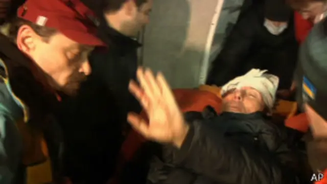 الوزير السابق والمعارض البارز يوري لوتشينكو أصيبا في اشتباكات مع الشرطة.