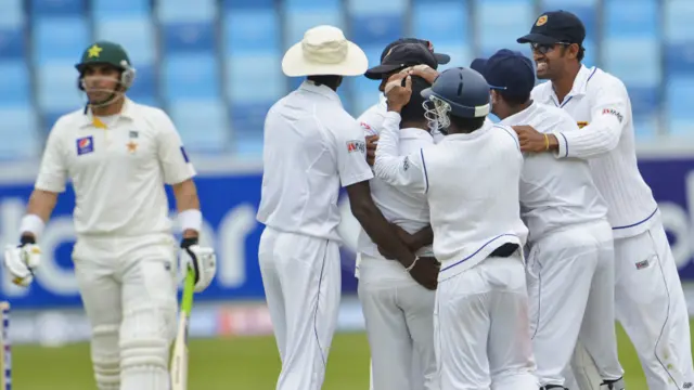 سری لنکا کی جانب سے نووان پردیپ، رنگانا ہیرات اور ارنگا نے دو دو جب کہ لکمال نے ایک کھلاڑی کو آؤٹ کیا۔