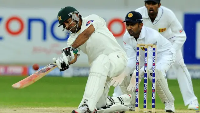 دبئی میں کھیلے جانے والے دوسرے ٹیسٹ میچ کے چوتھے دن کے اختتام پر پاکستان نے سری لنکا کے خلاف دوسری اننگز میں سات وکٹوں کے نقصان پر 330 رنز بنائے ہیں