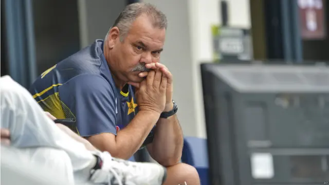 پاکستان کرکٹ ٹیم کے کوچ ڈیو واٹمور کا کہنا تھا کہ اگر پاکستانی ٹیم کے ساتھ ان کے دو سالہ دور کا اختتام سری لنکا کے خلاف جیت سے ہو تو انھیں بہت خوشی ہوگی۔ کوچ میچ کے چوتھے روز اپنی ٹیم کی کاررکردگی کی وجہ سے کسی سوچ میں گم ہیں