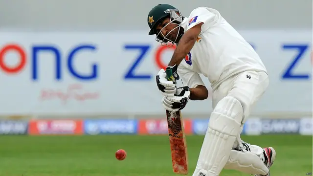 چوتھے دن کھیل کے اختتام پر سرفراز احمد اور سعید اجمل موجود ہیں اور دونوں نے بالترتیب 70 اور سات رنز بنائے ہیں