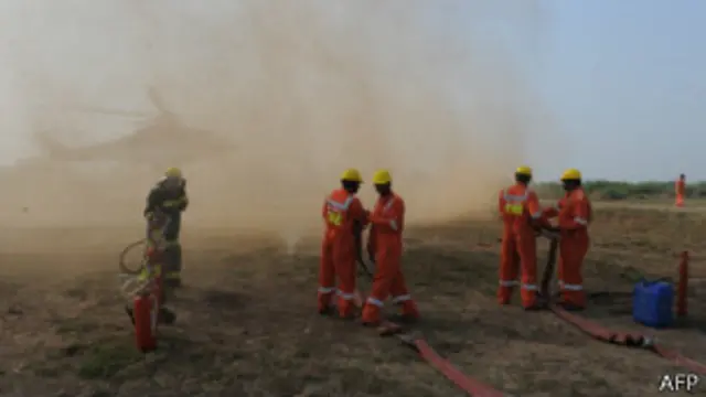 gas field workers oprating a driller 