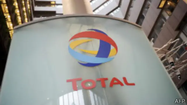 أنفقت الشركة الفرنسية توتال عشرات الملايين من الجنيهات في شراء أنصبة من شركات تحمل ترخيص الحفر في شمال بريطانيا