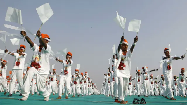 अहमदाबाद में अंतरराष्ट्रीय पतंग महोत्सव की शुरुआत में बच्चों ने रंगारंग कार्यक्रम दिखाए. इस महोत्सव में शामिल होने के लिए विदेश से बड़ी संख्या में पर्यटक आए हैं.