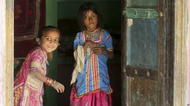 गुजरात में कच्छ के हुडको गांव में भारतीय लड़कियां पारंपरिक परिधान में सजकर तैयार हैं. हुडको गांव अपनी खूबसूरत कढ़ाई के लिए प्रसिद्ध है.