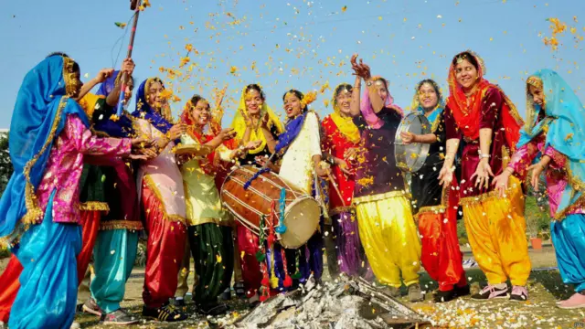 लोहड़ी के मौके पर पंजाब में नौजवान दिल ढोल की थाप पर धड़क रहे हैं. इस दौरान पटियाला की स्कूली छात्राओं ने पारंपरिक परिधान में 'गिद्धा' नृत्य पेश किया.