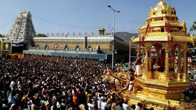 तिरुपति में हजारों भक्त भगवान वेंकटेश्वर की स्वर्ण रथ यात्रा में शामिल हुए. दक्षिण भारत में इन दिनों पोंगल पर्व की तैयारियां जोरशोर से जारी हैं.