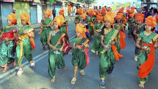 कोल्हापुर में स्कूली छात्राओं ने ग्रंथ महोत्सव के मौके पर एक रैली में शिरकत की. 