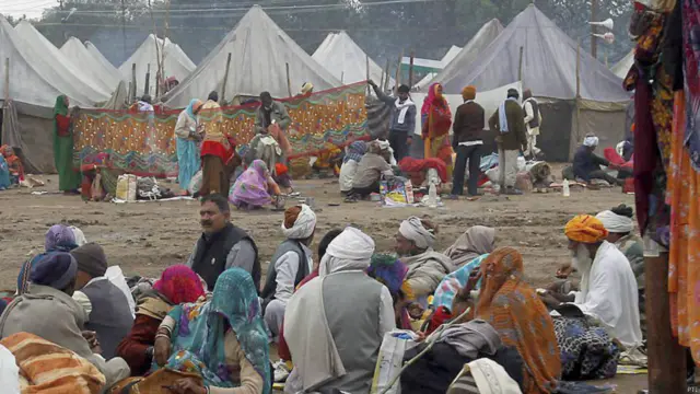मकर सक्रांति से पहले इलाहाबाद के संगम तट पर शनिवार को ही बड़ी संख्या में श्रद्धालु जुट गए. इलाहाबाद में माघ मेले के मौके पर लाखों लोगों के स्नान करने की उम्मीद है.
