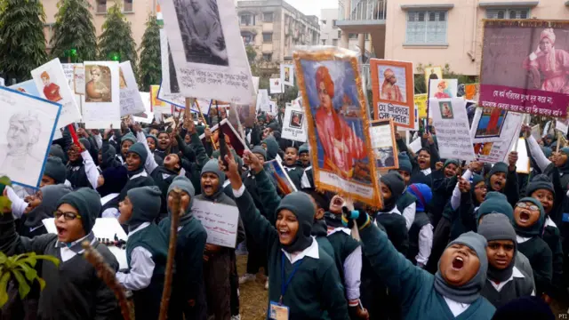 कोलकाता में बारानगर रामकृष्ण मिशन शताब्दी स्कूल के छात्रों ने स्वामी विवेकानंद का जन्मोत्सव धूमधाम से मनाया. इस साल स्वामी विवेकानंद के जन्म के 150 वर्ष पूरे हुए हैं.