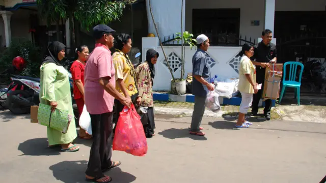 Warga menyerahkan sampah, BBC Get Inspired