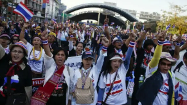 پیر کی صبح مظاہروں میں ہزاروں افراد کی شرکت کی اطلاع ہے